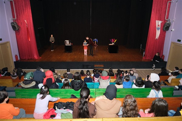 Yalova’da “Unutulan Sihir Kitabı” adlı illüzyon gösterisi düzenlendi