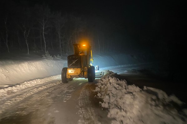 Büyükşehir karla mücadelesini sürdürdü