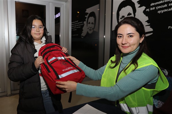Muğla’da vatandaşlara deprem çantası dağıtıldı