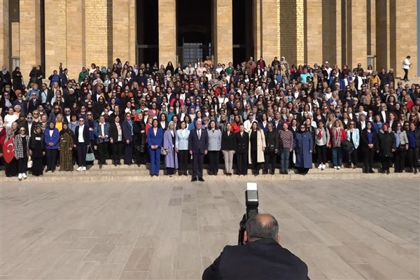 Dervişoğlu, kadın parti üyeleriyle birlikte Anıtkabir’e ziyaret gerçekleştirdi