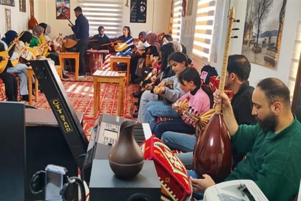 Bitlis Belediyesi’nin bağlama kursları devam ediyor