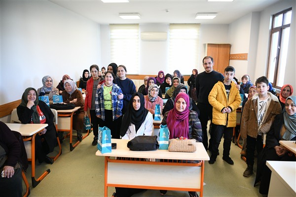 Çayırova’da özel bireylerden, 8 Mart hediyesi