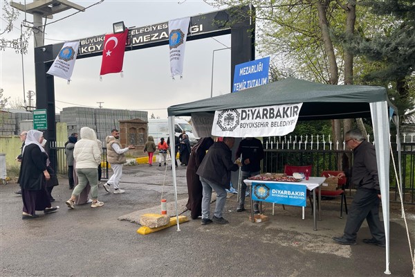 Diyarbakır Büyükşehir’den kabir ziyareti yapan vatandaşlara ikram