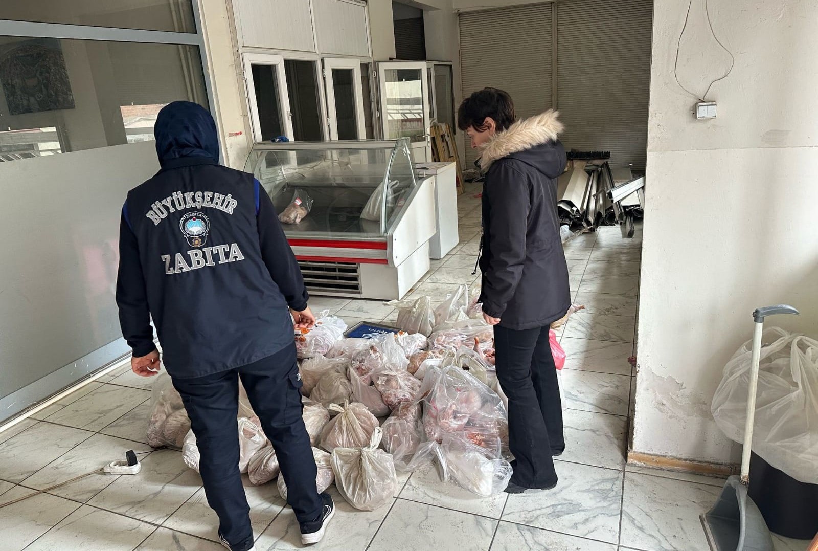 Diyarbakır Büyükşehir Belediyesi ekipleri, tarihi geçen 278 kg ete el koydu