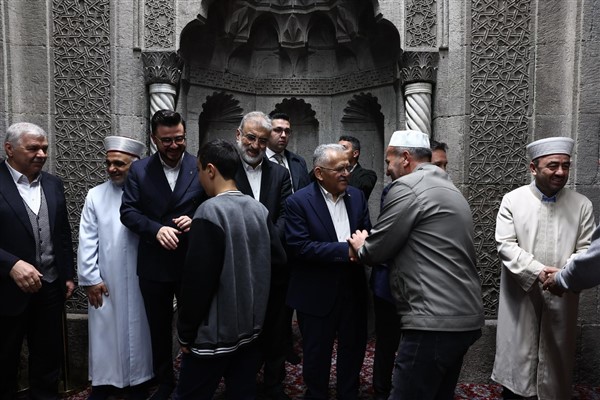 Başkan Büyükkılıç, bayram namazı sonrası Kayserililerle bayramlaştı