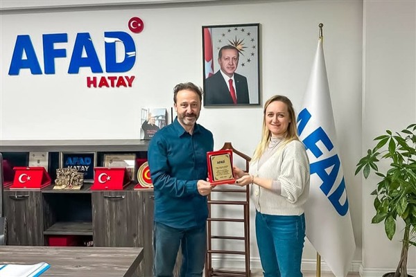 AFAD Hatay İl Müdürü Bayındır, Uşak Acil Durum Müdürlüğü’ne atanan Bebek’e plaket verdi
