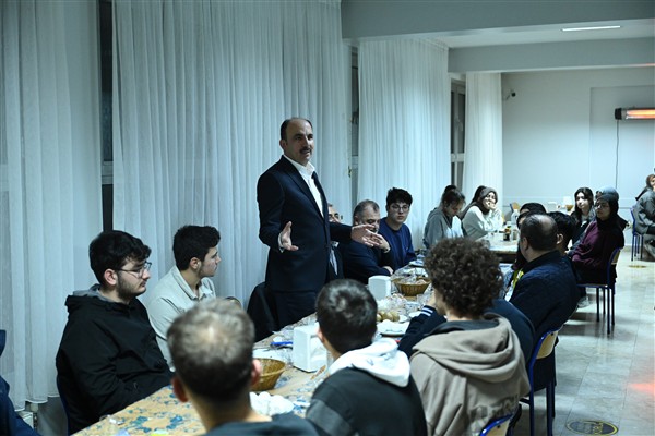 Başkan Altay, yatılı eğitim alan lise öğrencileriyle sahurda buluştu