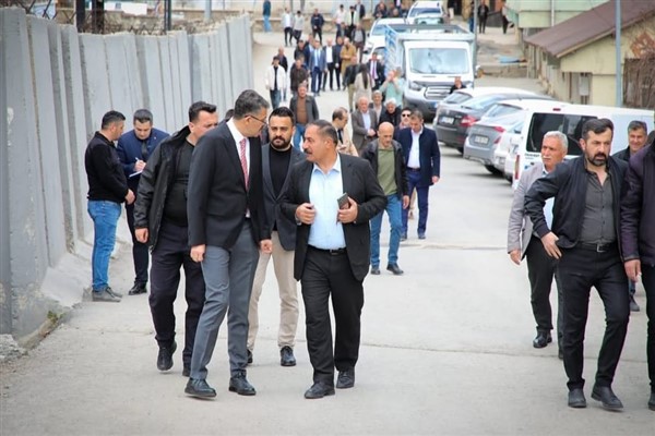 Hakkari Valisi Çelik, Cuma namazı sonrası vatandaşlarla buluştu