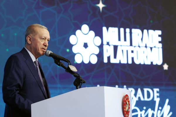 Erdoğan: Cumhuriyeti kurmakla övünen partinin genel başkanı siyasi mandacılık talep ediyor