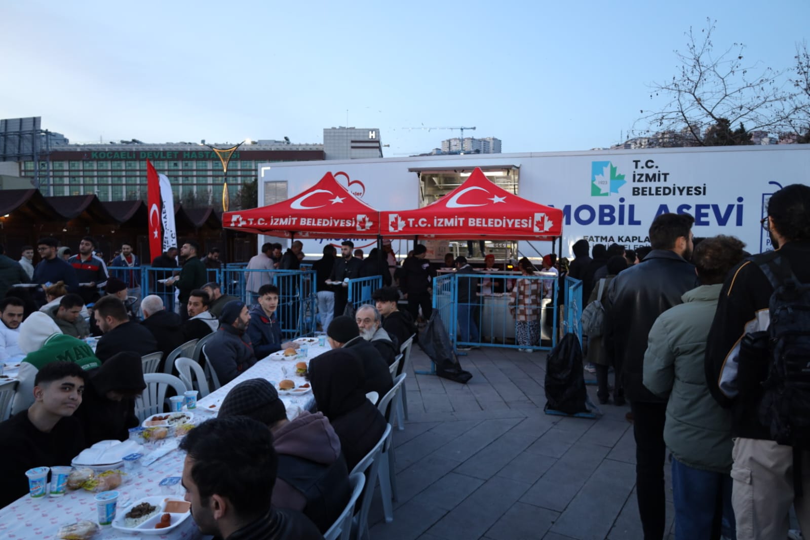 İzmit Belediyesi’nin Mobil Aşevi, bu sene de iftarda vatandaşları buluşturdu