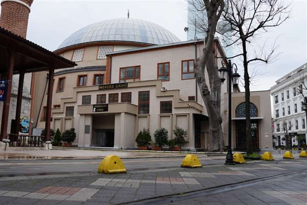 Yalova Belediyesi’nden bayram öncesi cami temizliği