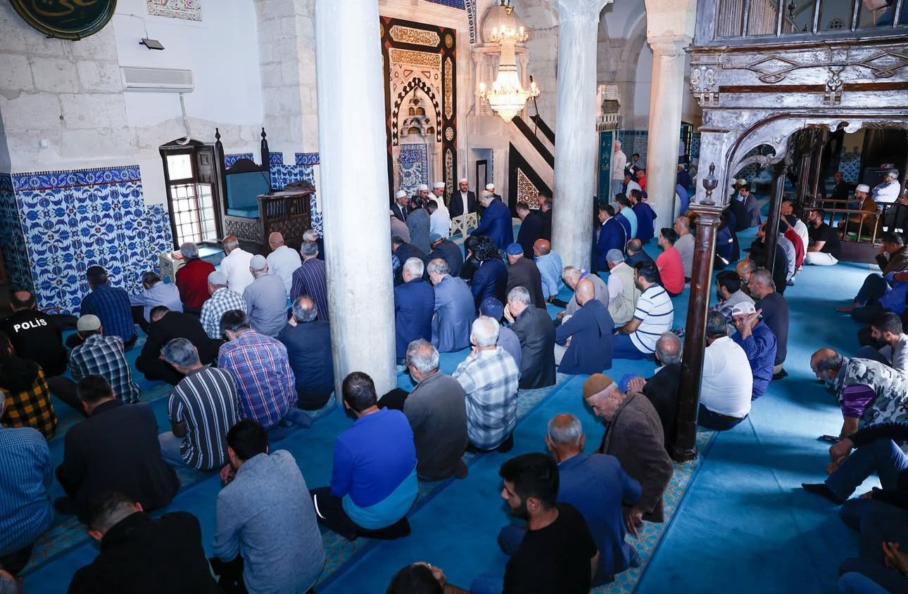 Vali Köşger, şehitler için düzenlenen mevlid programına katıldı