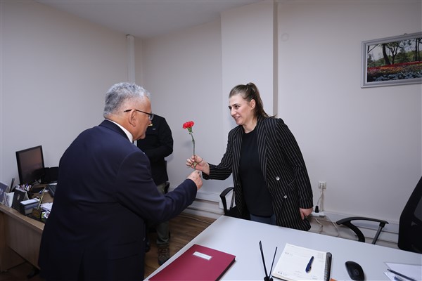 Başkan Büyükkılıç, kadın personellere karanfil hediye etti