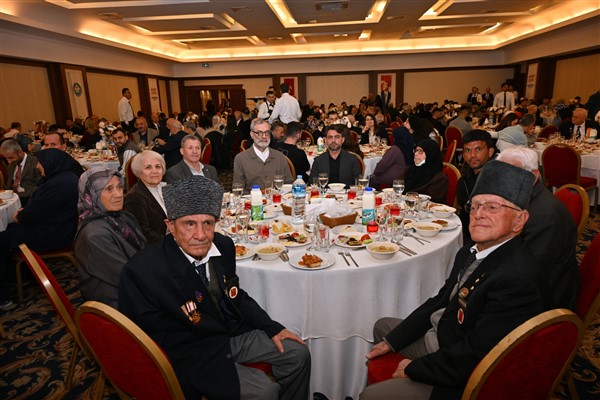 Manisa Büyükşehir ramazanın son iftarında şehit aileleri ve gazileri ağırladı