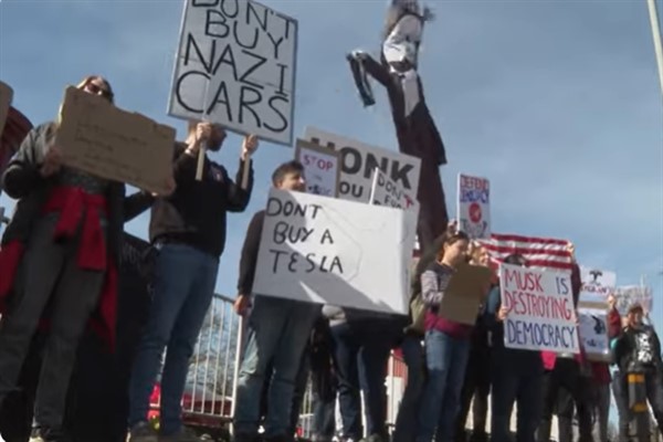 Musk karşıtı protestocular dünya çapında Tesla showroom’larını hedef aldı