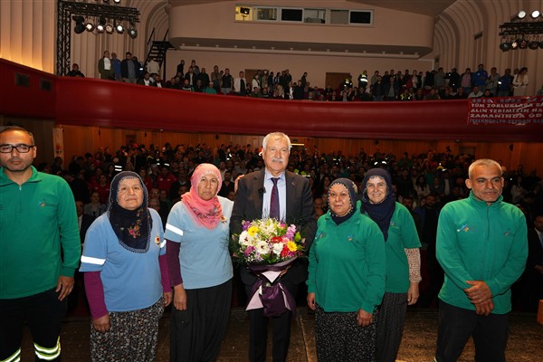 Adana Büyükşehir Belediye Başkanı Karalar,  belediye çalışanlarıyla bir araya geldi