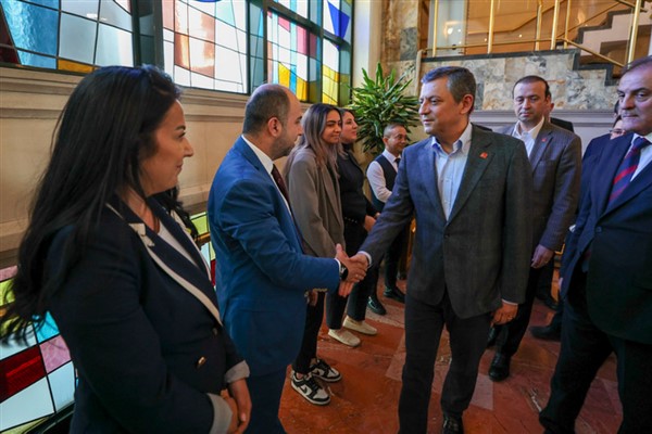 CHP Genel Başkanı Özel, İBB personeli ile vedalaştı