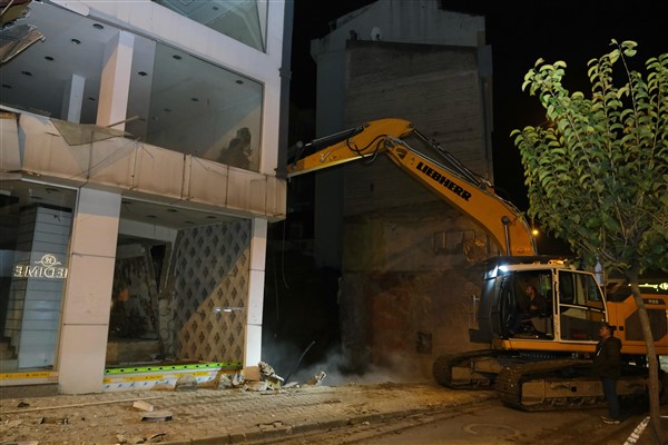 Giresun Belediyesi, çökme tehlikesi bulunan binayı yıktı