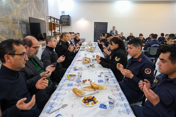Karaman Valisi Çiçekli, jandarma personeliyle iftarda bir araya geldi