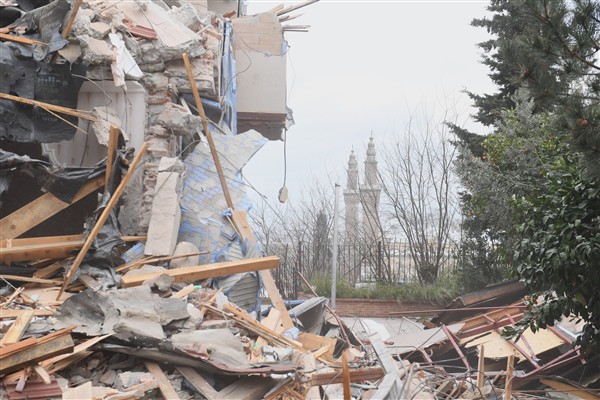 Osmangazi’de tarihi surları tehdit eden riskli bina yıkıldı