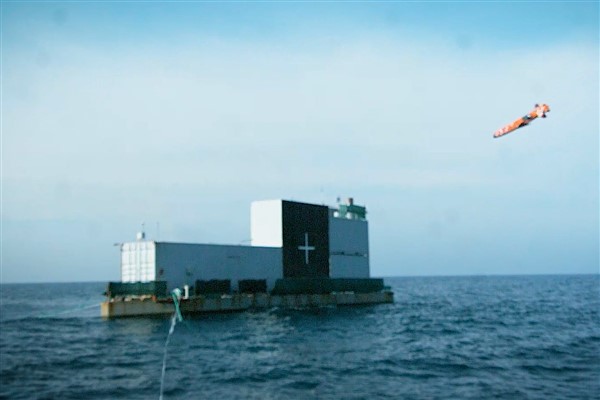 SOM-J seyir füzesi, su üstü hedefini başarıyla vurdu