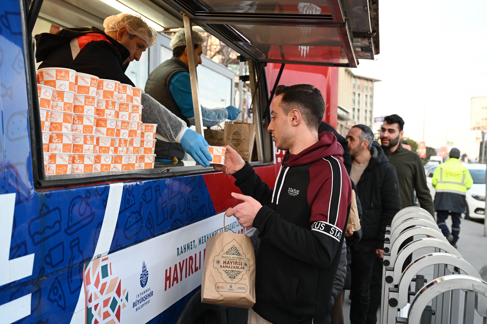 İstanbul’da iftar çadırlarında oruçlar açıldı