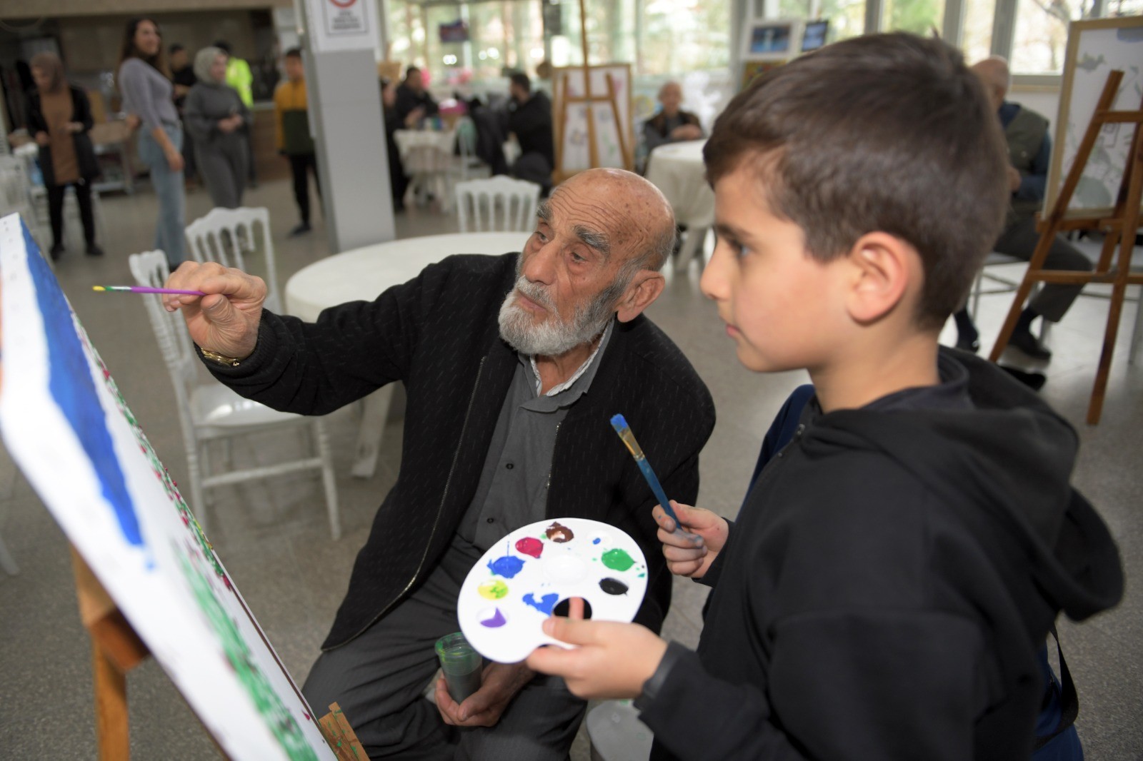 Osmangazili öğrenciler huzurevi sakinleriyle resim yaptı