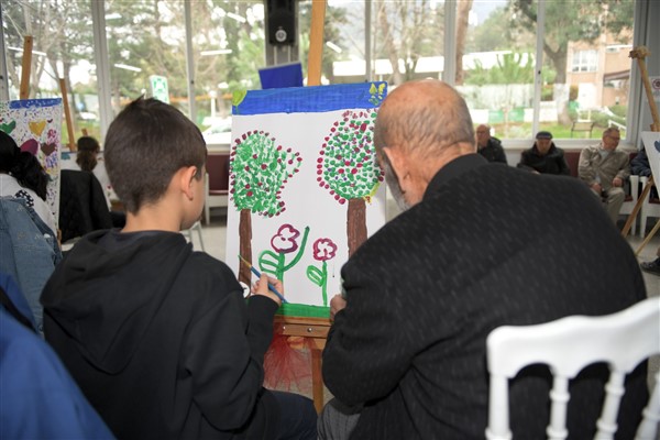 Osmangazili öğrenciler huzurevi sakinleriyle resim yaptı