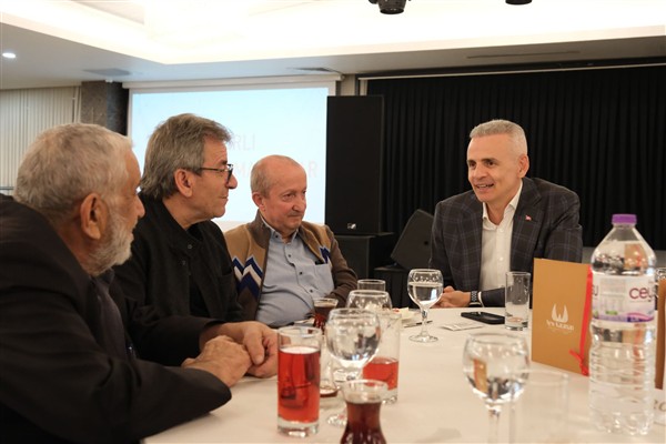 Karaman Valisi Çiçekli, devlet korumasındaki çocuklarla iftar programında bir araya geldi