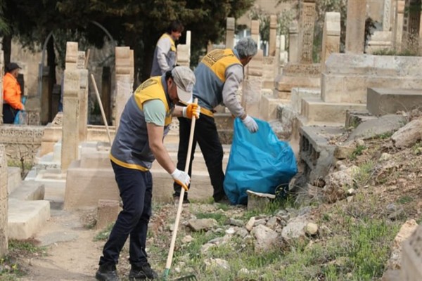 Mardin Büyükşehir Belediyesi’nden bayram öncesi mezarlık temizliği
