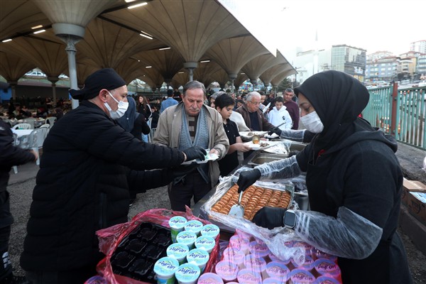 Yenimahalle’de düzenlenen iftar programlarıyla vatandaşlar bir araya geliyor