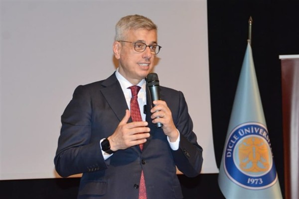 Bakan Memişoğlu, Dicle Üniversitesi’nde konferansa katıldı