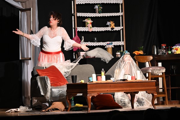 Yalova’da “Plastik Aşklar” oyunu sahnelendi