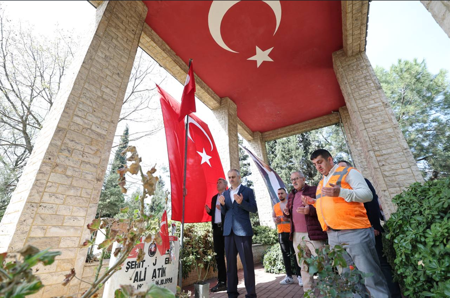 Başkan Çiftçi, Çayırovalılara çiçek hediye etti