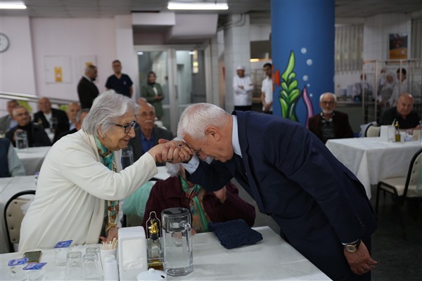 Bursa Büyükşehir Belediye Başkanı  Bozbey, huzurevi ziyareti gerçekleştirdi