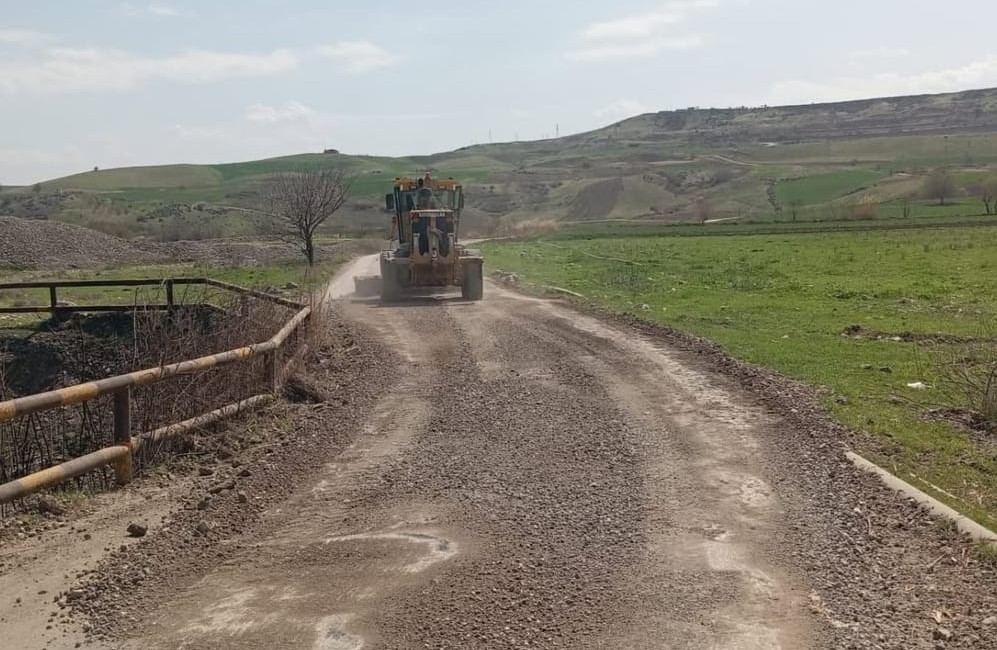 Eğil Belediyesi yol yapım çalışmalarını sürdürüyor