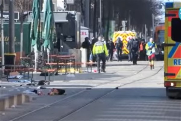 Almanya Mannheim’da kalabalığın içine sürülen araç sonucu bir kişi öldü