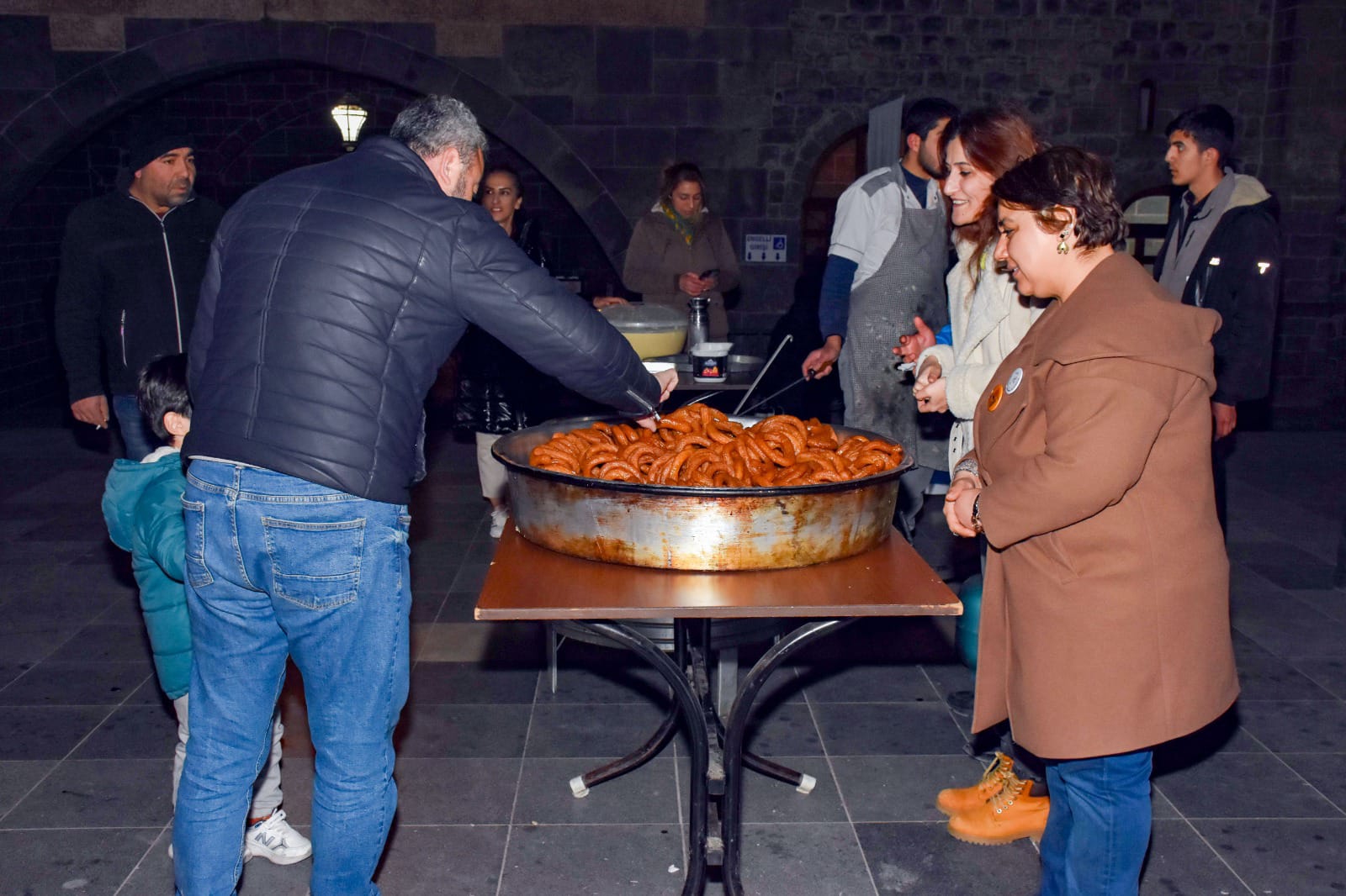 Diyarbakır Büyükşehir Belediyesi, yurttaşlara tatlı ikramnda bulundu