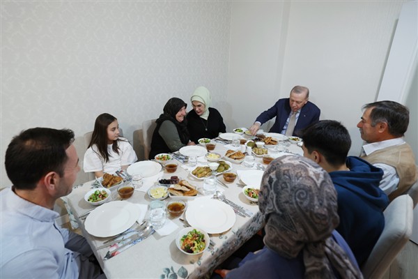 Cumhurbaşkanı Erdoğan, Fidan ailesinin iftar sofrasına konuk oldu