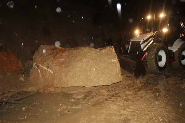 Tunceli’de etkili olan yoğun yağışlar, heyelana yol açtı