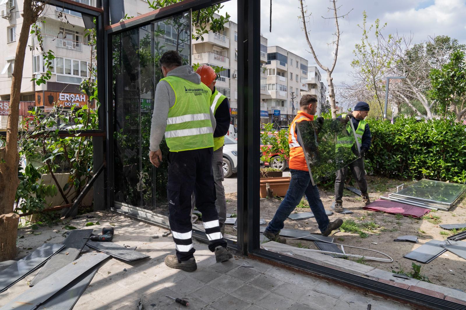 İzmir Büyükşehir Belediyesi kamusal alanlardaki kaçak yapıların yıkımına başladı