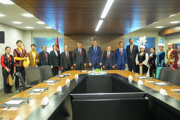 Bakan Ersoy: Küresel kimliğin nesnesi değil, güçlü ve lider bir öznesi olacağız