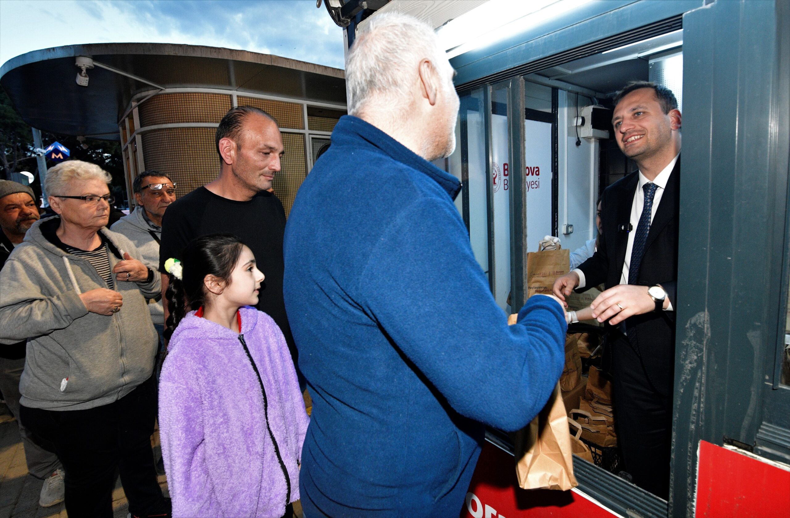 Başkan Eşki, iftar kumanyası dağıttı