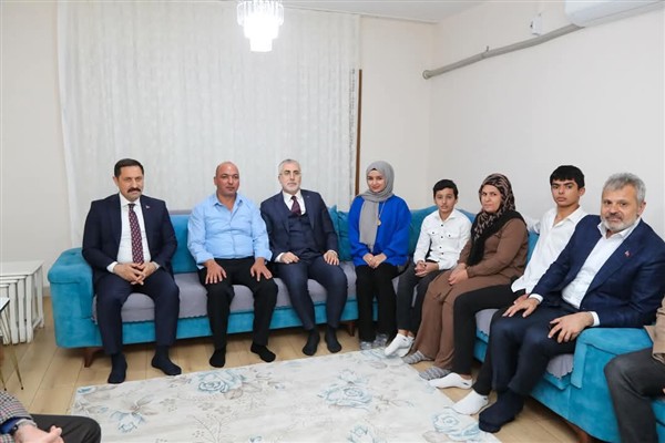 Bakan Işıkhan, depremzede aileyi yeni evlerinde ziyaret etti