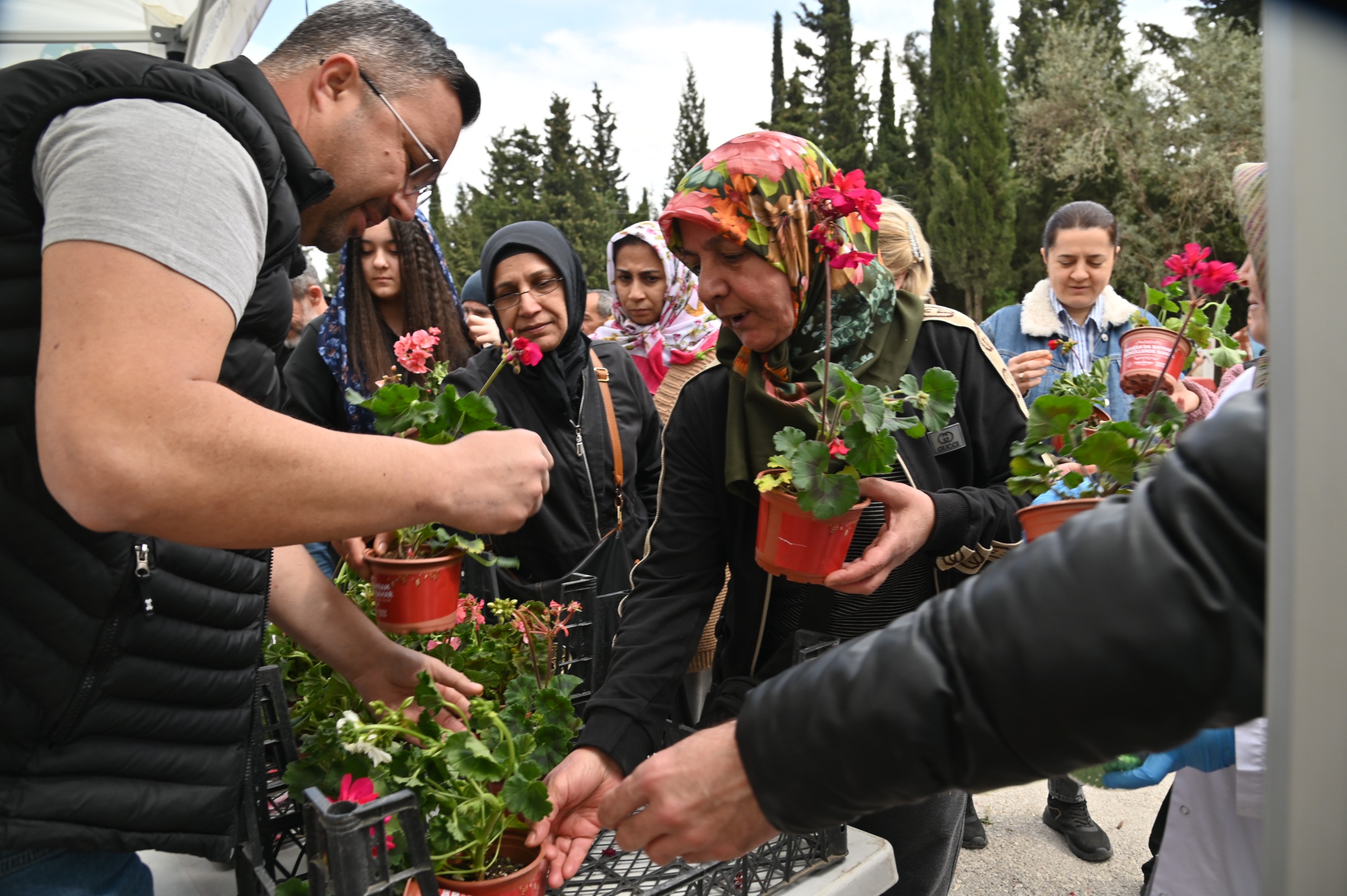 Manisa Büyükşehir Belediyesi, mezarlıkta çiçek dağıtımı yaptı