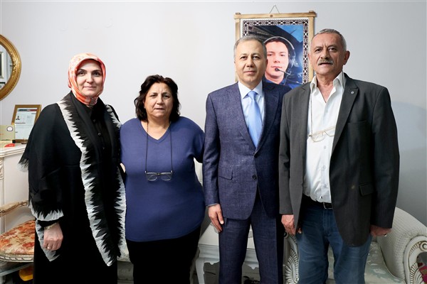 Bakan Yerlikaya, iftarda şehit ailesinin evine konuk oldu