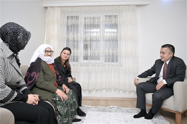 Aksoy, Gülizar teyzenin iftar sofrasına misafir oldu