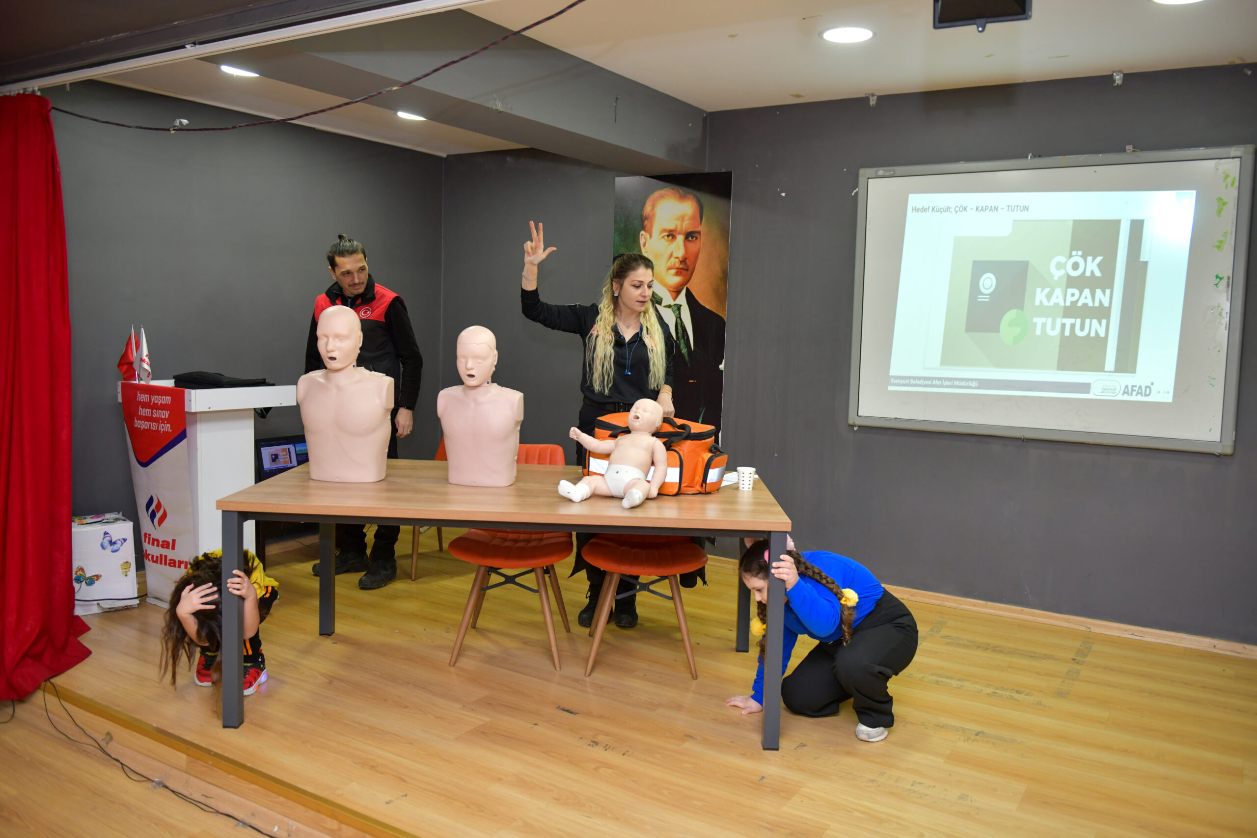 Okullarda deprem bilinci ve temel ilk yardım eğitimleri sürüyor