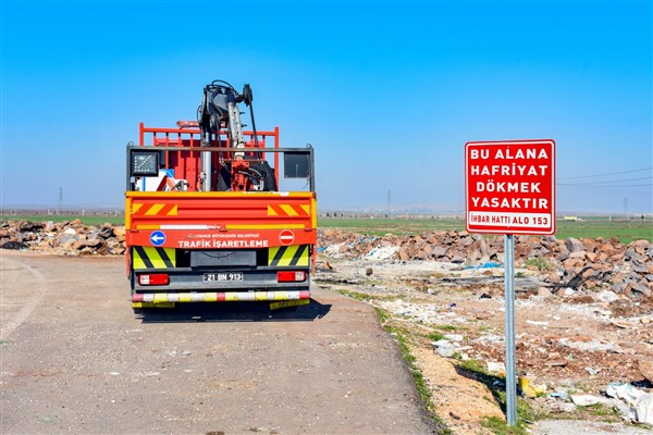 Diyarbakır’da yol kenarlarına hafriyat uyarı levhaları dikiliyor