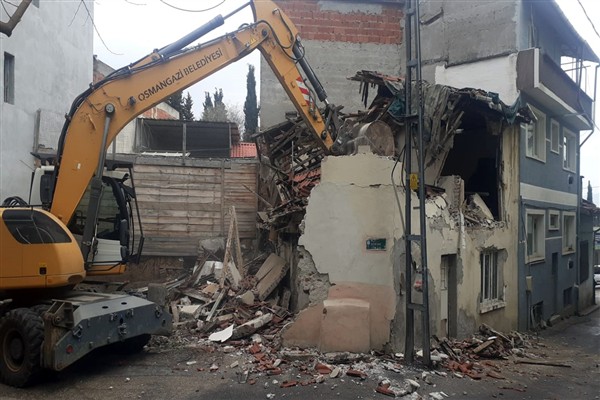 Osmangazi’de metruk binalar için yıkım işlemi gerçekleştirildi